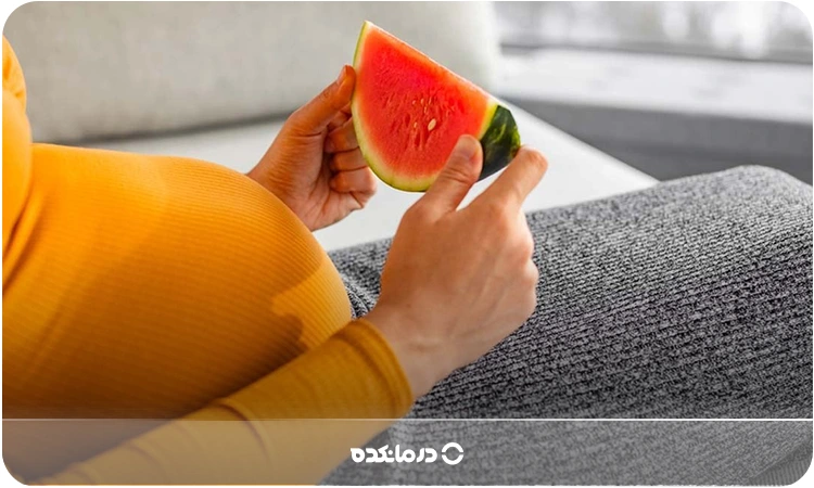 تصویر زن باردار با هندوانه در دست