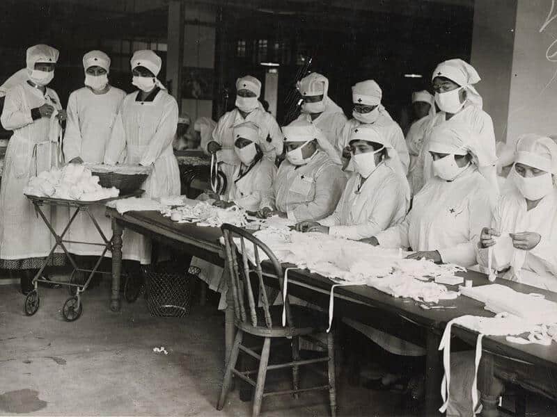 پرستاران در حال مبارزه با آنفولانزای اسپانیایی
