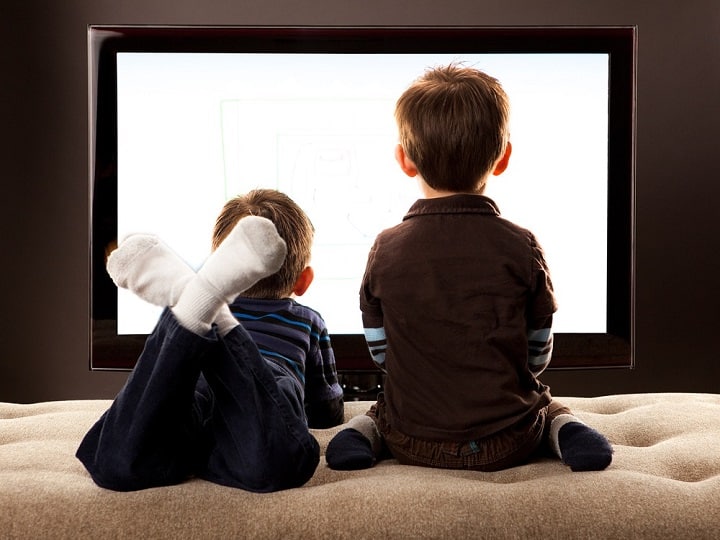 بعضی از تحقیقات از ارتباط میان تماشای بیش از حد تلویزیون در سنین پایین و ابتلا به اختلال کم توجهی-بیش فعالی در سا‌ل‌­های بعد خبر داده‌­اند.