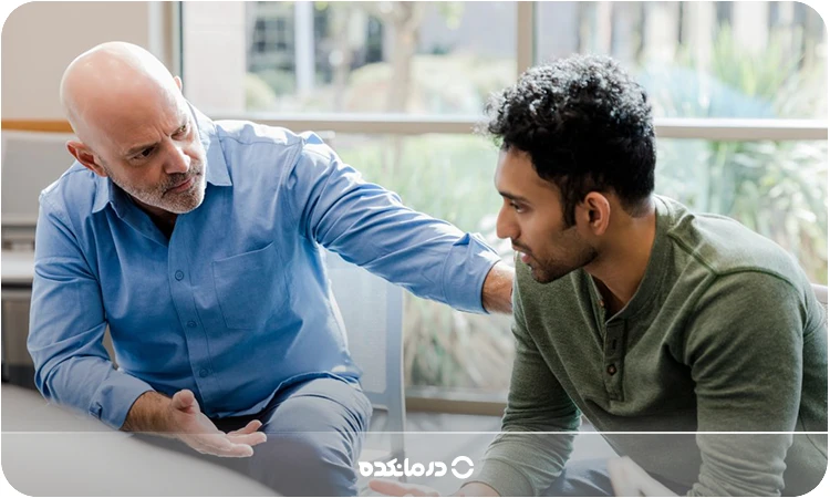 تصویر یک آقا در حال صحبت با درمانگر را میبینید