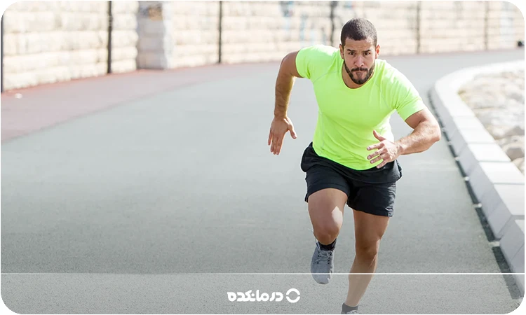 تصویر یک آقا در حال دویدن را میبینید