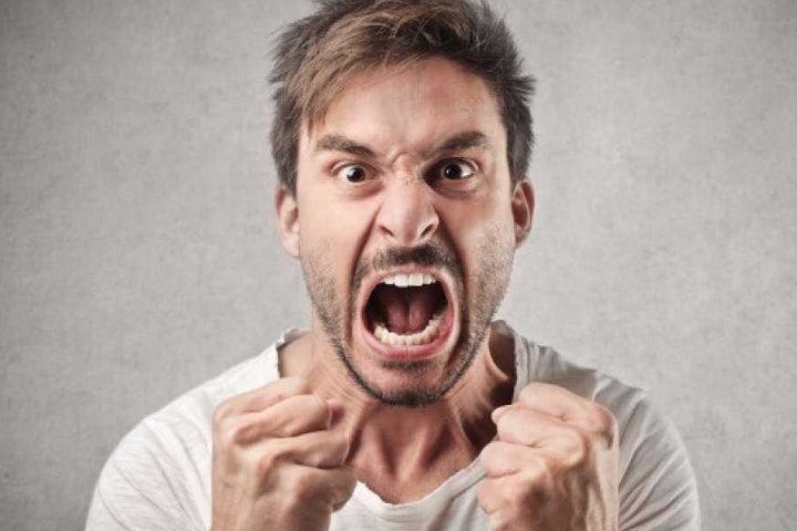 یک مرد عصبانی که در حال فریاد زدن است