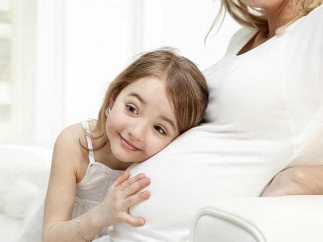 به بارداری به عنوان یک فرصت برای پرورش فرزند و آماده شدن برای تغییرات هیجان‌انگیز پیش رو فکر کنید.