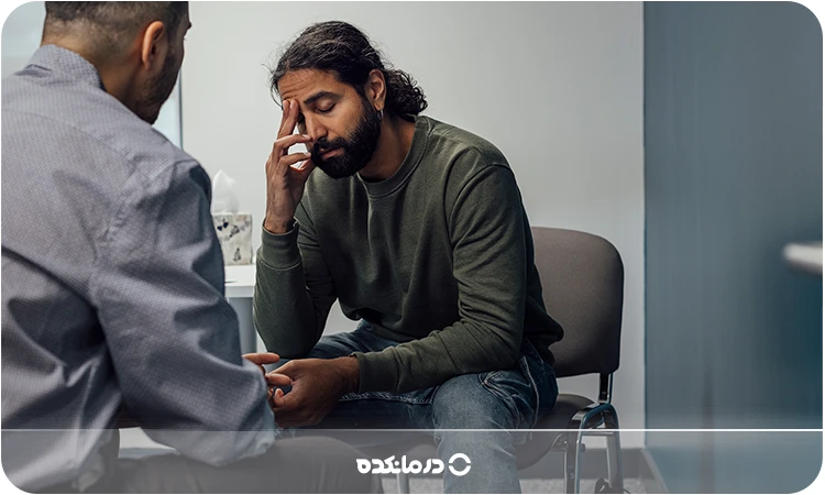 آلترنیتیو: تصویر یک آقا در حال صحبت با درمانگر