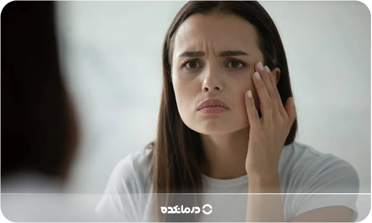 آلترنیتیو: تصویر فردی که با حالت گیجی به خود در آینه نگاه می‌کند
