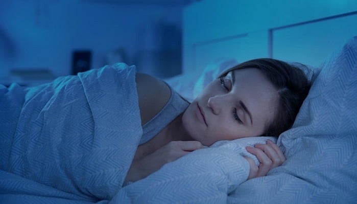 پتوی سنگین می‌تواند به بهتر خوابیدن کمک بسیار زیادی بکند.