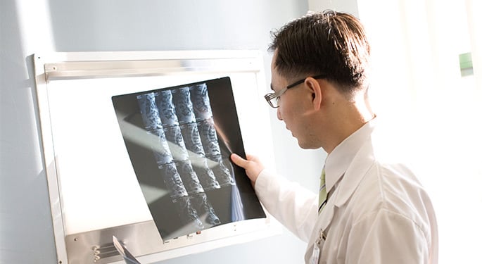 آزمایش‌های تصویربرداری می‌تواند به پزشک کمک کند تا استخوان‌ها و ماهیچه‌های ستون فقرات شما را مشاهده کرده و مناطق آسیب دیده را تشخیص دهد.