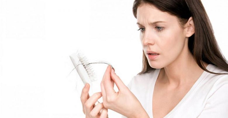 ریزش مو در زنان ؛ علل، علائم و راه‌های درمان