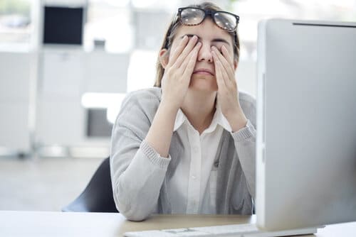 اگر زیاد با کامپیوتر کار می‌کنید در معرض خستگی چشم و آزادهنده شدن اختلال در چشم و بینایی خواهید شذ.