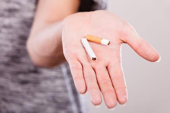 سیگار به التهاب مری و ایجاد عفونت کمک زیادی می‌کند! از آن پرهیز کنید.