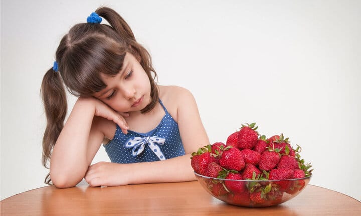 در گذشته به طور کلی توصیه می‌شد که کودکان از غذاهای آلرژی زا دوری کنند تا احتمال ابتلا به آلرژی کاهش یابد.