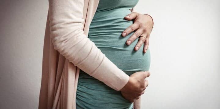 حاملگی باید دو هفته بعد از زمان زایمان ادامه داشته باشد تا زایمان با تاخیر نامیده شود.