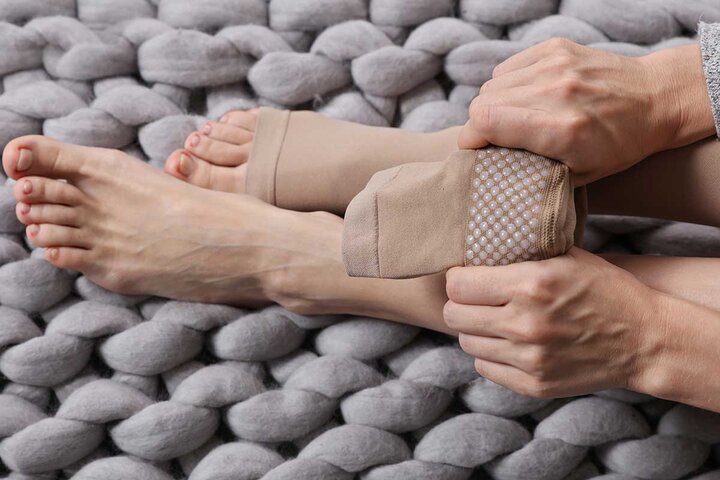 این جوراب ها به اندازه کافی روی پاها فشار می آورند تا جریان خون به قلب تسهیل شود. همچنین تورم را نیز کاهش می دهند.