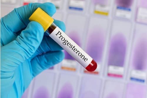 سطح پروژسترون می‌تواند حتی در طی یک روز، نوسانات زیادی داشته باشد که باعث ایجاد نتایج غیرنرمال در تست پروژسترون می‌شود.