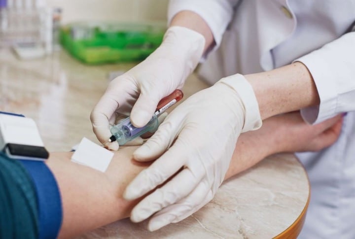 آزمایش خون فقط یک خون گیری ساده است که زیاد طول نمی‌کشد و خطری ندارد.