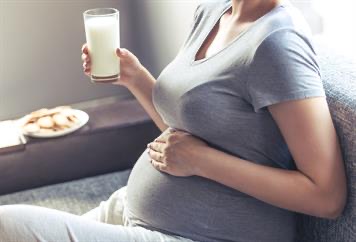 ویتامین دی مانند کلسیم برای استخوان‌ها مهم است. شیر از مواد غذایی مهم دوران بارداری و حاملگی است.