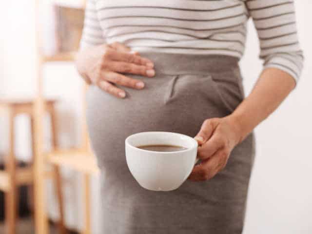 هرچند قهوه نیاز به آب دوران حاملگی را تامین می‌کند، در مصرف آن در رژیم غذایی بارداری باید دقت داشت.