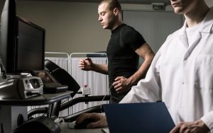 می‌توان تست استرس ورزش را روی کسانی که از درد قفسه‌ی سینه رنج می‌برند یا دچار سایر علائم بیماری قلب و عروق هستند انجام داد.