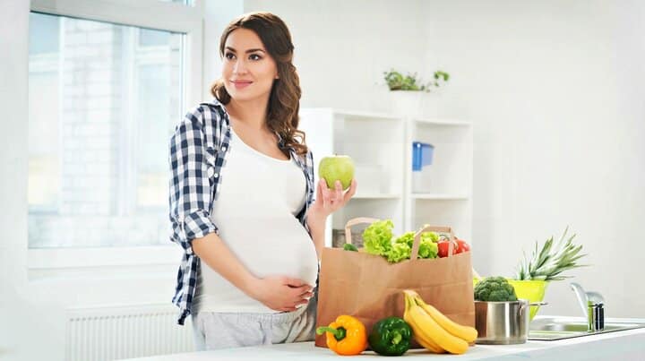 هنگام بارداری، میوه و سبزی‌ها باید در رژیم غذایی روزانه شما نقش پررنگی داشته باشند.