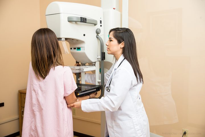 زنان با خطر متوسط ​​ابتلا به سرطان سینه برای اولین ماموگرافی سینه خود تا 45 سالگی برنامه ریزی كنند.