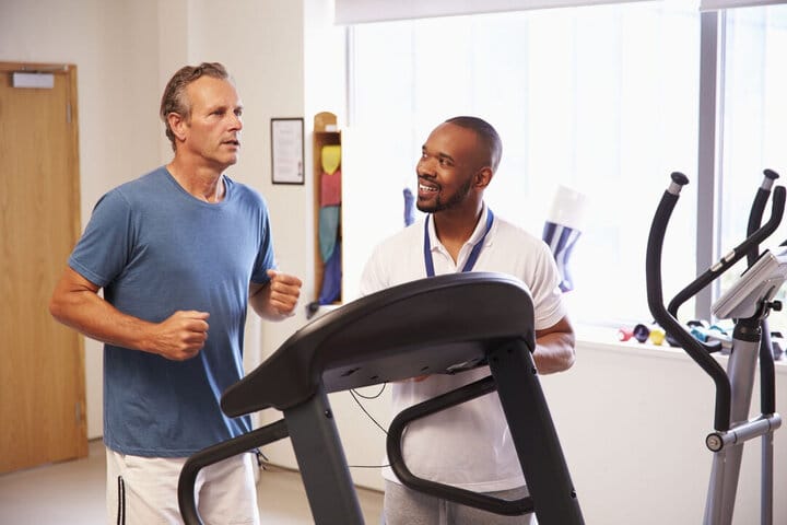 قبل از انجام تست استرس ورزش، پزشک شما را معاینه می‌کند و درمورد سابقه‌ی پزشکی‌تان می‌پرسد.