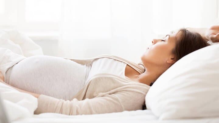بارداری به خصوص در سه ماهه آخر طاقت‌فرسا است و شما به خواب کافی احتیاج خواهید داشت.