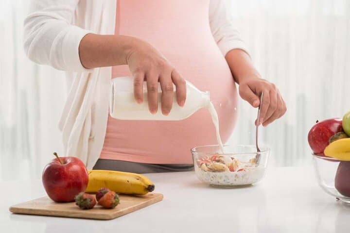 پروتئین برای رشد درست جنین لازم است و باید برای بودنش در رژیم غذایی برنامه‌ریزی شود. از منابع در دسترس پروتئین می‌توان به شیر اشاره کرد.