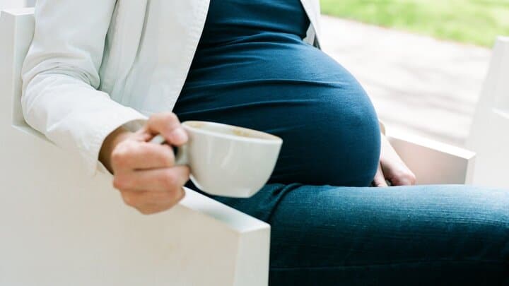 در مصرف کافئین حین بارداری زیاده‌روی نکنید.