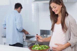رژیم غذایی بارداری، بر غذاهایی که برای رشد سالم جنین مناسب است تاکید دارد.