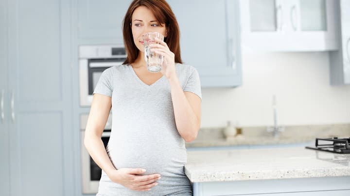 خانم‌ها در دوران بارداری باید بیشتر از افرادی که حامله نیستند آب بنوشند.