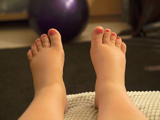 عوامل مختلفی در ورم پا و قوزک در دوران بارداری نقش دارند. مثلا، بدن در دوران حاملگی مایعات بیشتری در خود نگه می‌دارد.