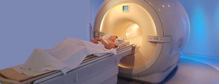 سی تی اسکن به خاطر داشتن اشعه ایکس می‌تواند بسیار برای زنان باردار و جنین خطرناک باشد.