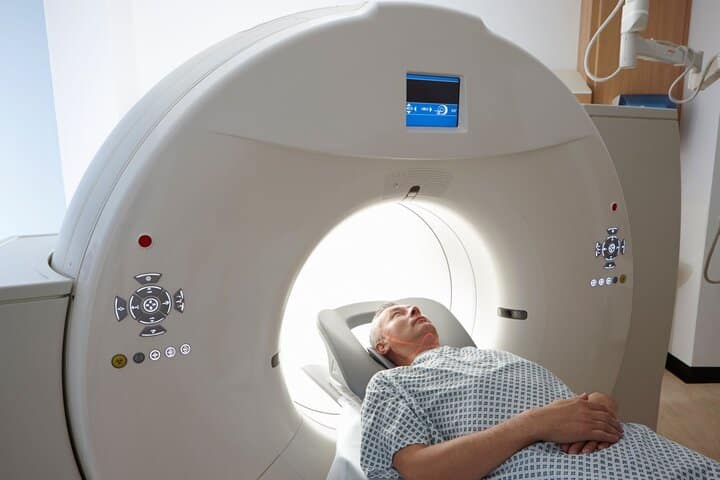 دستگاه‌های سی تی اسکن امروزی اغلب اسپیرال یا مارپیچی هستند یعنی منبع اشعه ایکس مانند یک مارپیچ به دور بدن بیمار حرکت کرده و از جهات مختلف تصویربرداری می‌کنند.