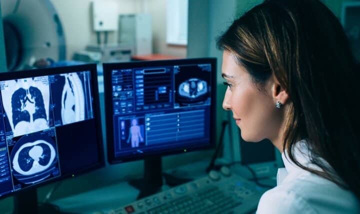 دستگاه سی تی اسکن با اشعه ایکس از بدن عکسبرداری می‌کند و نتیجه آن توسط پزشک تحلیل و تفسیر می‌شود.