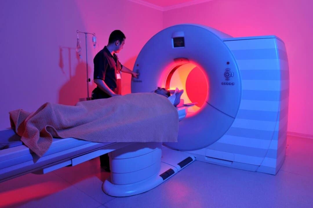 دستگاه تصویر برداری ام آر آی به جای اشعه ایکس از میدان مغناطیسی بدن استفاده می‌کند.