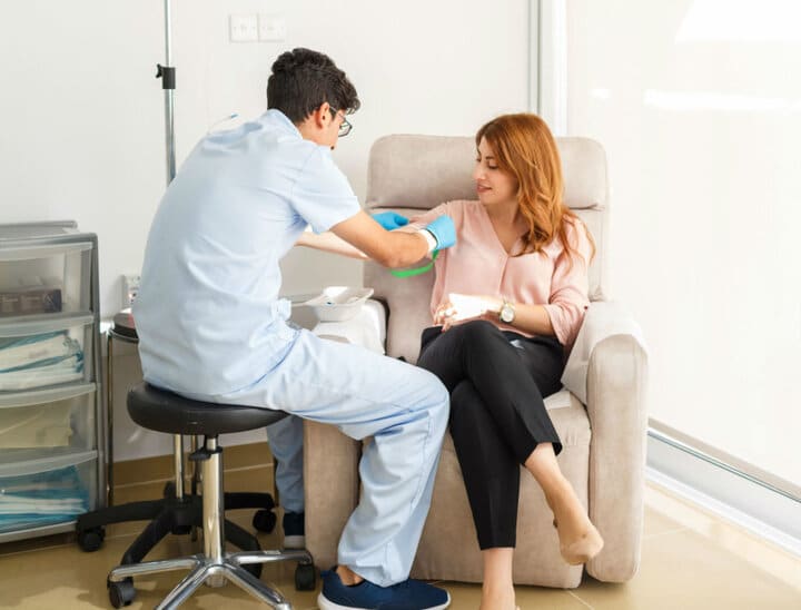 آزمایش سطح سرب خون را باید هر از جند گاهی برای ارزیابی سطح سرب خون یا مبتلایی به مسمومیت با سرب انجام داد.