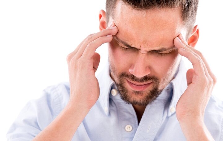 در بزرگسالان، سردرد می‌تواند از نشانه‌های مسمومیت با سرب باشد.