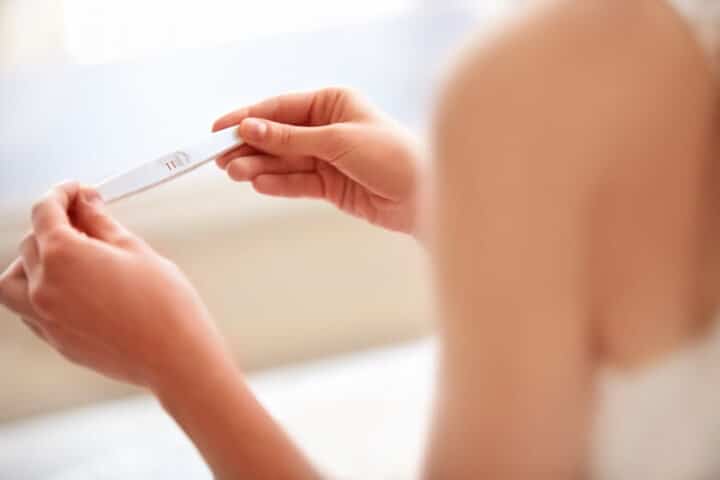 صحت نتایج آزمایش hCG ادرار به توانایی شما در انجام دقیق دستورالعمل‌های کیت آزمایش بارداری بستگی دارد. اگر نتیجه شما منفی شد، نباید این نتایج را قطعی بدانید، زیرا ممکن است منفی کاذب باشد.