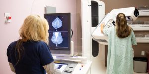 ماموگرافی بهترین ابزار تصویربرداری است که ارائه دهندگان خدمات بهداشتی می‌توانند از آن برای ردیابی علائم اولیه سرطان سینه و بررسی سلامت بافت سینه استفاده کنند.