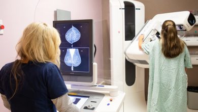 ماموگرافی بهترین ابزار تصویربرداری است که ارائه دهندگان خدمات بهداشتی می‌توانند از آن برای ردیابی علائم اولیه سرطان سینه و بررسی سلامت بافت سینه استفاده کنند.