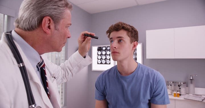 طی معاینه فیزیکی دیداری، پزشک عملکرد چشم‌ها را بررسی می‌کند.