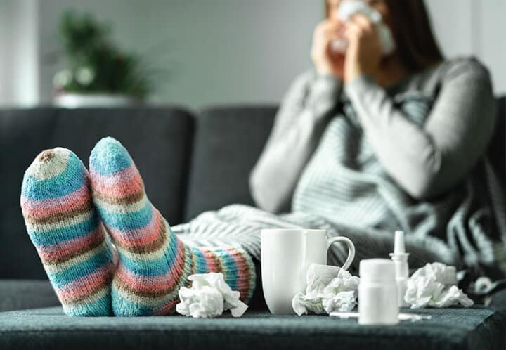 با وجود برخی علائم مشترک، سرماخوردگی و آنفولانزا دو بیماری جداگانه هستند. سرماخوردگی معمولاً نسبت به آنفولانزا خفیف‌تر است.