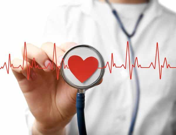 امواج الکتریکی قلب و پزشکی که گوشی پزشکی خود را روی آن‌ها قرار داده است
