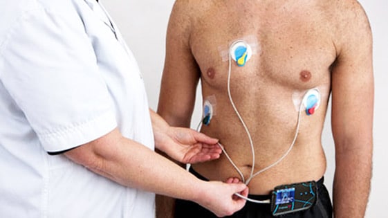 در هولتر الکترودهایی به بدن وصل می‌شود تا ریتم قلب به ثبت برسد و پزشک یک تصویر کلی از نحوه‌ی فعالیت قلب به دست آورد.