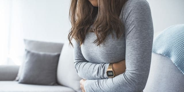 بارداری خارج رحم می‌تواند باعث درد شدید شکم شود.