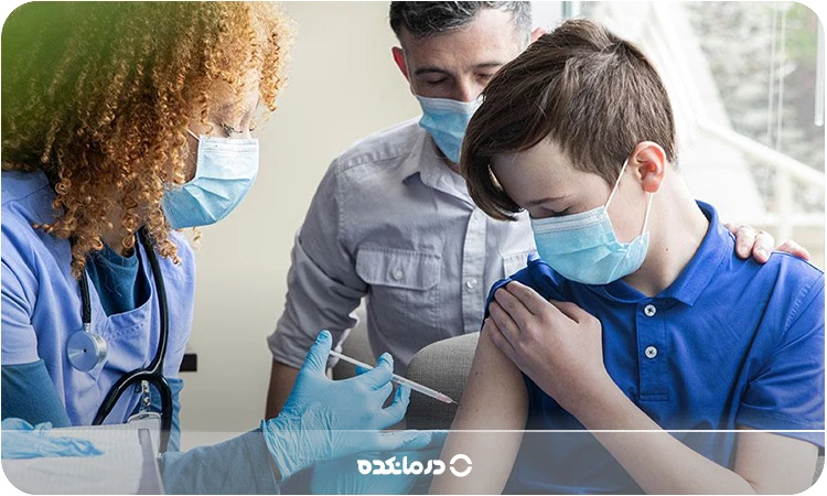 آلترنیتیو: تصویری از تزریق واکسن به عضله بازوی یک نوجوان را می‌بینید