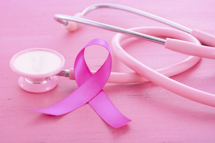 تست غربالگری سرطان پستان شامل معاینات بالینی و ماموگرافی است.