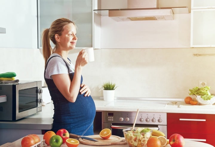 برای به حداقل رساندن خطر عفونت دوران بارداری و حاملگی، در رژیم بارداری خود فقط شیر پاستوریزه، پنیر و آب میوه بخورید.