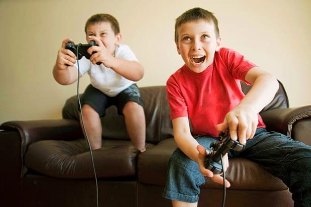پسر شما در 10 سالگی باید زمانی را که صرف تماشای تلویزیون یا بازی با وسایل الکترونیکی می‌کند به 2 ساعت در روز تقلیل دهید.
