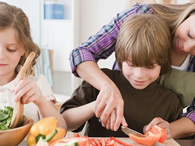رژیم غذایی پسر شما در 10 سالگی باید سرشار از میوه و سبزیجات باشد و مصرف چربی، شکر و نمک اضافی را کاهش دهد.
